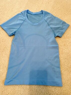 Lululemon swiftly tech SS size 0 blue
